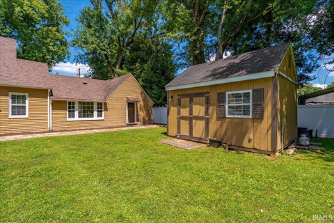 Tiny photo for 6817 Lincoln Avenue, Evansville, IN 47715 (MLS # 202632197)