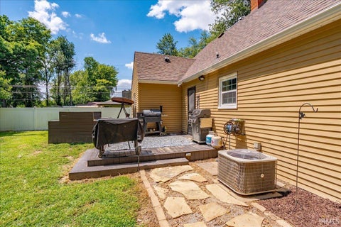 Tiny photo for 6817 Lincoln Avenue, Evansville, IN 47715 (MLS # 202632197)