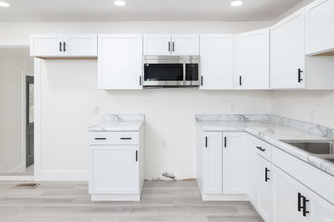 Tiny photo for 915 E Morgan Street, Kokomo, IN 46901 (MLS # 202539006)