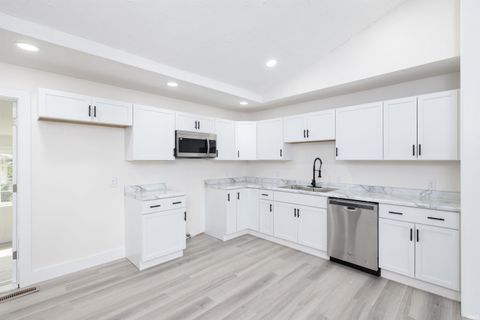 Tiny photo for 915 E Morgan Street, Kokomo, IN 46901 (MLS # 202539006)