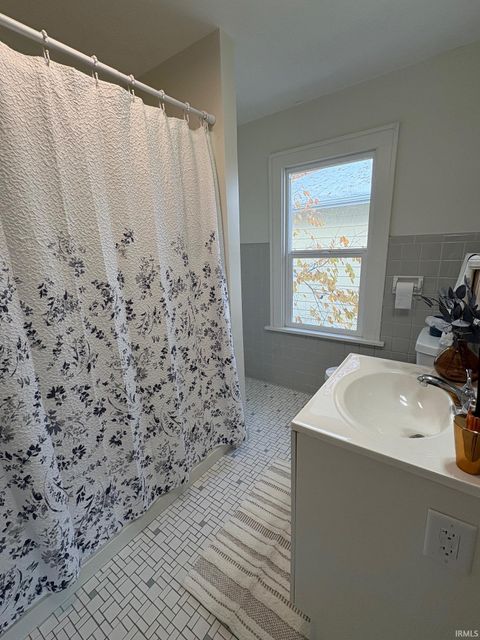 Tiny photo for 1013 E Fairview Avenue, South Bend, IN 46614 (MLS # 202545510)