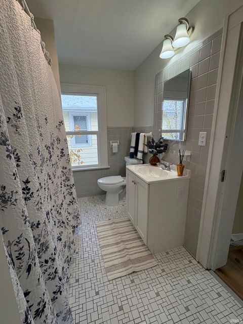 Tiny photo for 1013 E Fairview Avenue, South Bend, IN 46614 (MLS # 202545510)