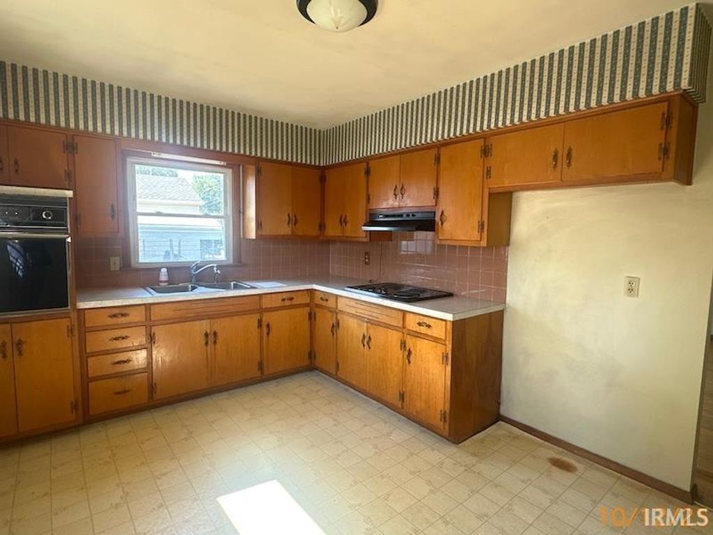 Photo of 2017 Ridgeway Avenue, Evansville, IN 47714 (MLS # 202542103)