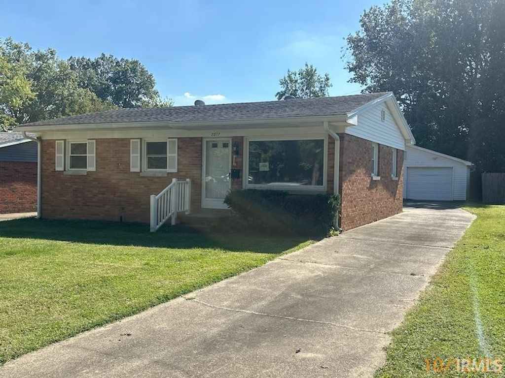 Photo of 2017 Ridgeway Avenue, Evansville, IN 47714 (MLS # 202542103)