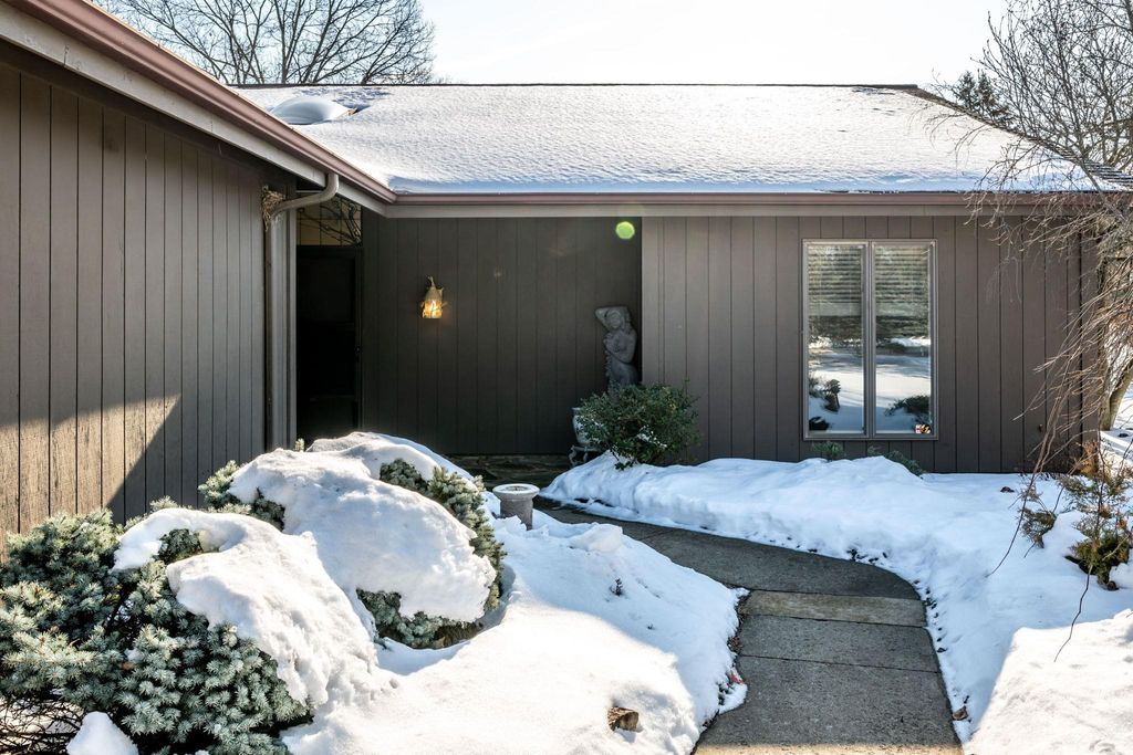 Photo of 9536 Ledge wood Court, Fort Wayne, IN 46804 (MLS # 202604255)