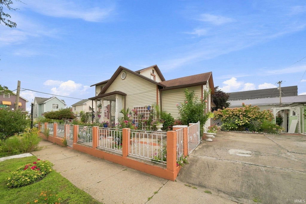 Photo of 1402 Fairfield Avenue, Fort Wayne, IN 46802 (MLS # 202635426)