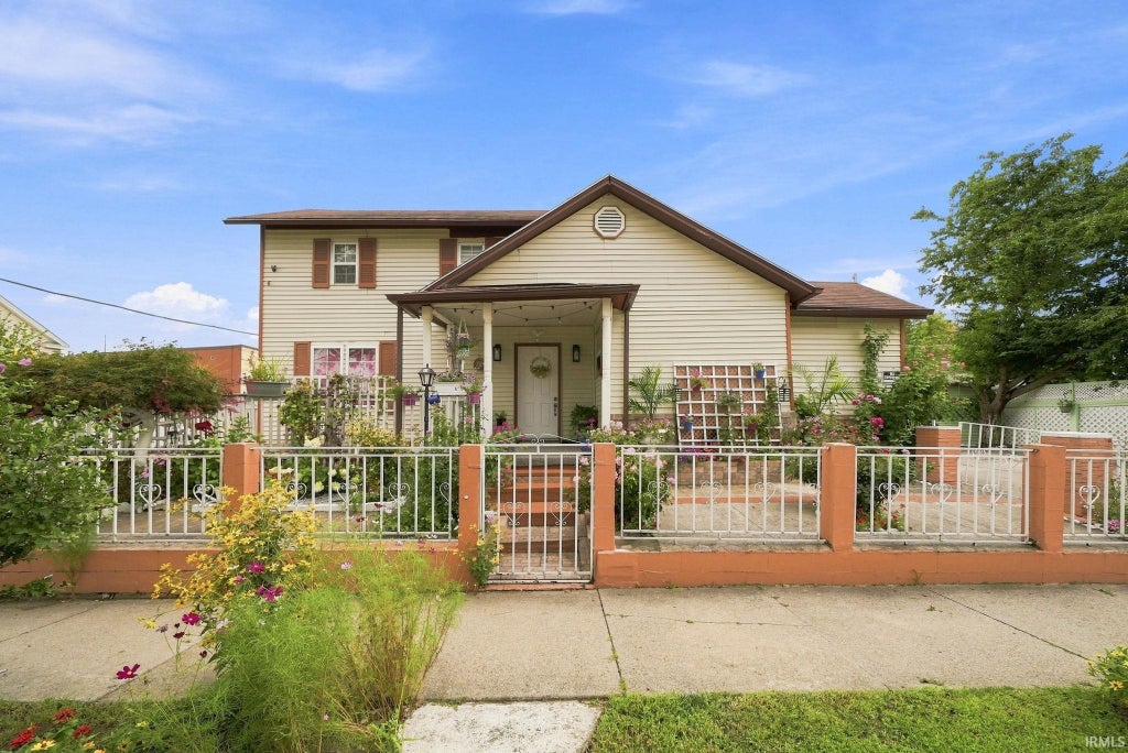 Photo of 1402 Fairfield Avenue, Fort Wayne, IN 46802 (MLS # 202635426)