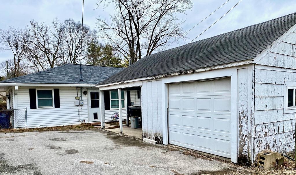 Photo of 323 W HIGHLAND Avenue, Marion, IN 46952 (MLS # 202605460)