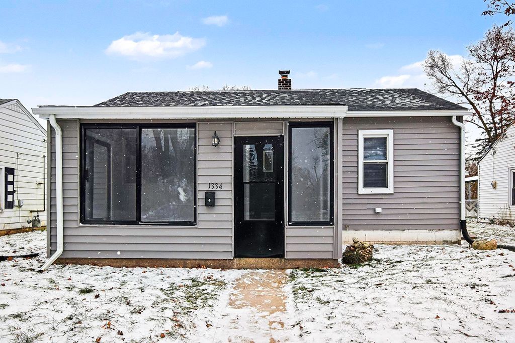 Photo of 1334 Chalfant Street, South Bend, IN 46617 (MLS # 202549407)