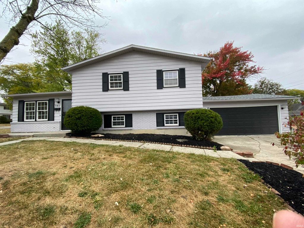 Photo of 3411 Charlotte Avenue, Fort Wayne, IN 46805 (MLS # 202541878)