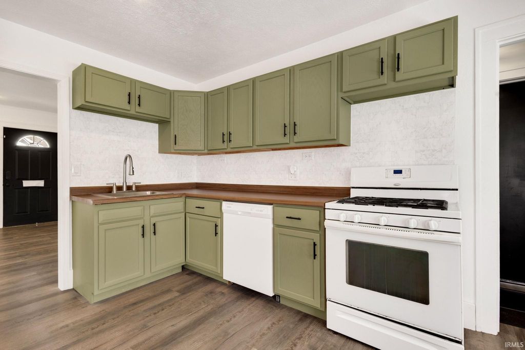 Photo of 1202 S Twyckenham Drive, South Bend, IN 46615 (MLS # 202612120)