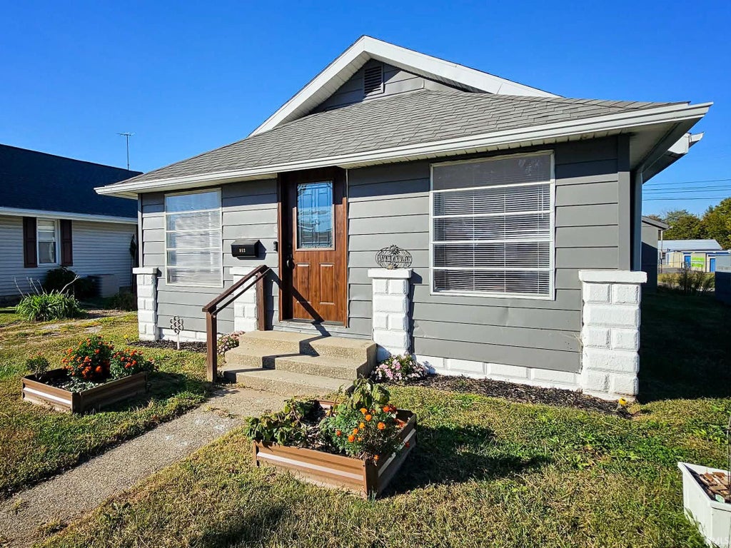 Photo of 912 E Broadway Street, Princeton, IN 47670 (MLS # 202644074)
