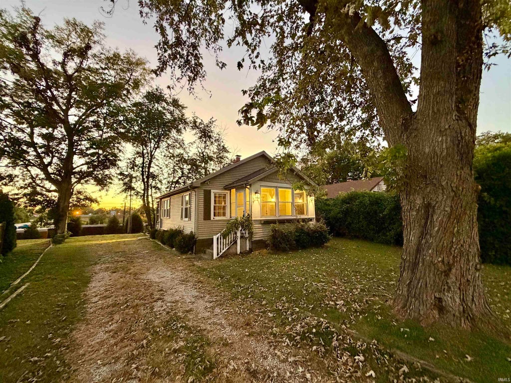 Photo of 1319 SE Riverside Drive, Evansville, IN 47713 (MLS # 202642114)