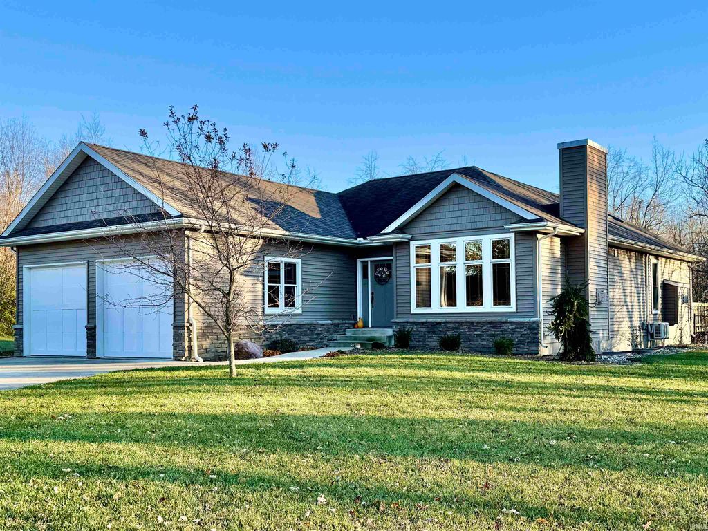 Photo of 5307 E 1400 N Road, Syracuse, IN 46567 (MLS # 202602886)