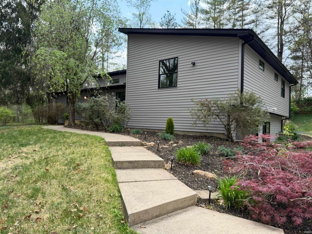 Photo of 4620 S Woodbine Drive, Bloomington, IN 47403 (MLS # 202612236)