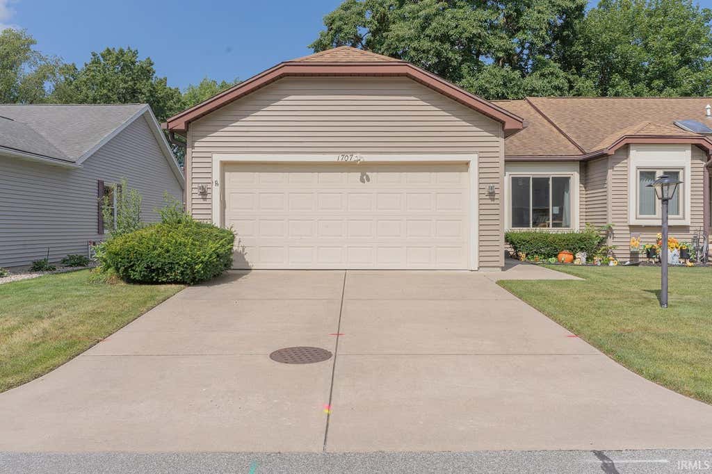 Photo of 1707 Lowell Wood Street, Mishawaka, IN 46545 (MLS # 202631172)