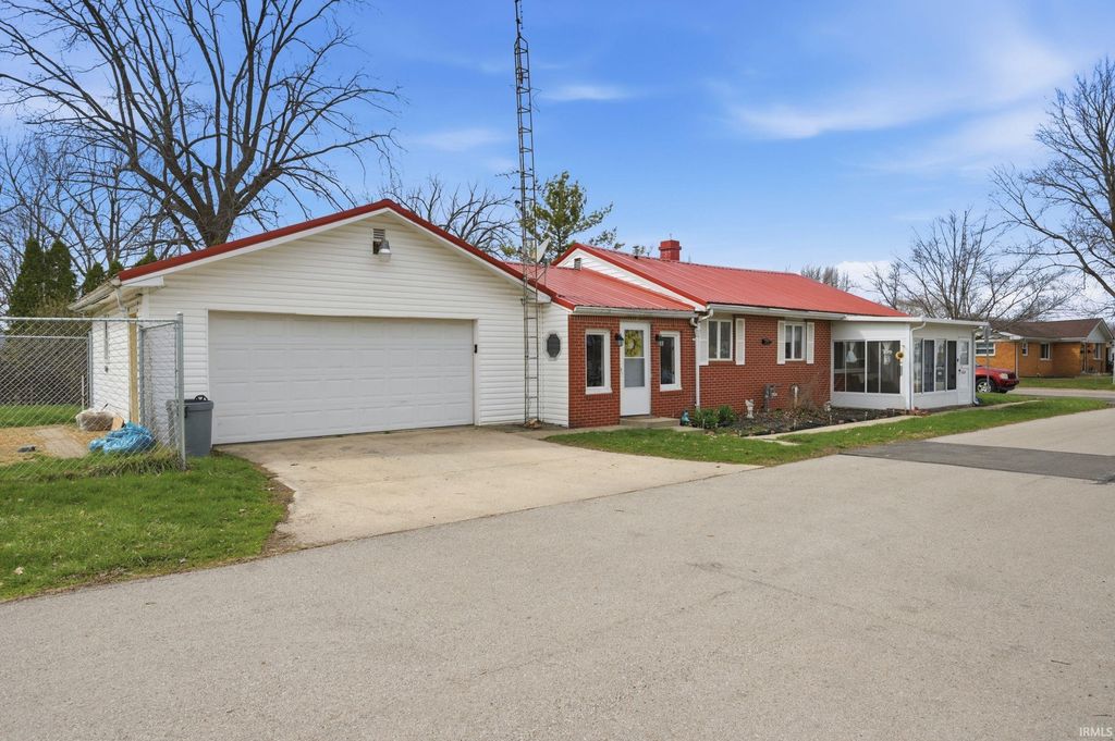 Photo of 901 W Elm Street, Hartford City, IN 47348 (MLS # 202613670)