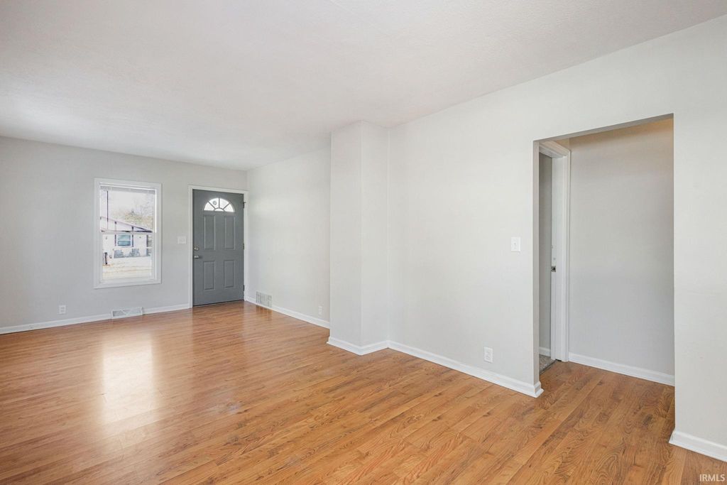 Photo of 731 E 6Th Street, Mishawaka, IN 46544 (MLS # 202545866)