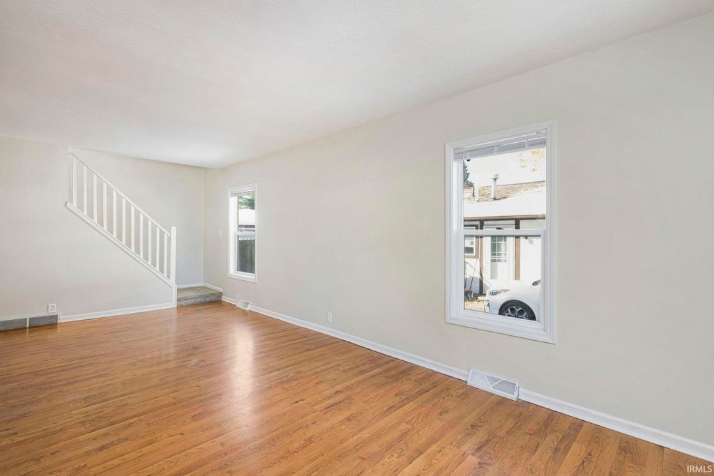 Photo of 731 E 6Th Street, Mishawaka, IN 46544 (MLS # 202545866)