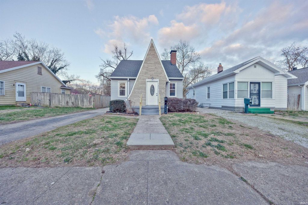 Photo of 1401 Lodge Avenue, Evansville, IN 47714 (MLS # 202608997)