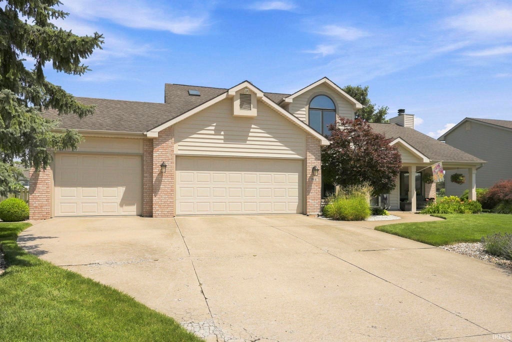 Photo of 715 Timberlake Trail, Fort Wayne, IN 46804 (MLS # 202628688)