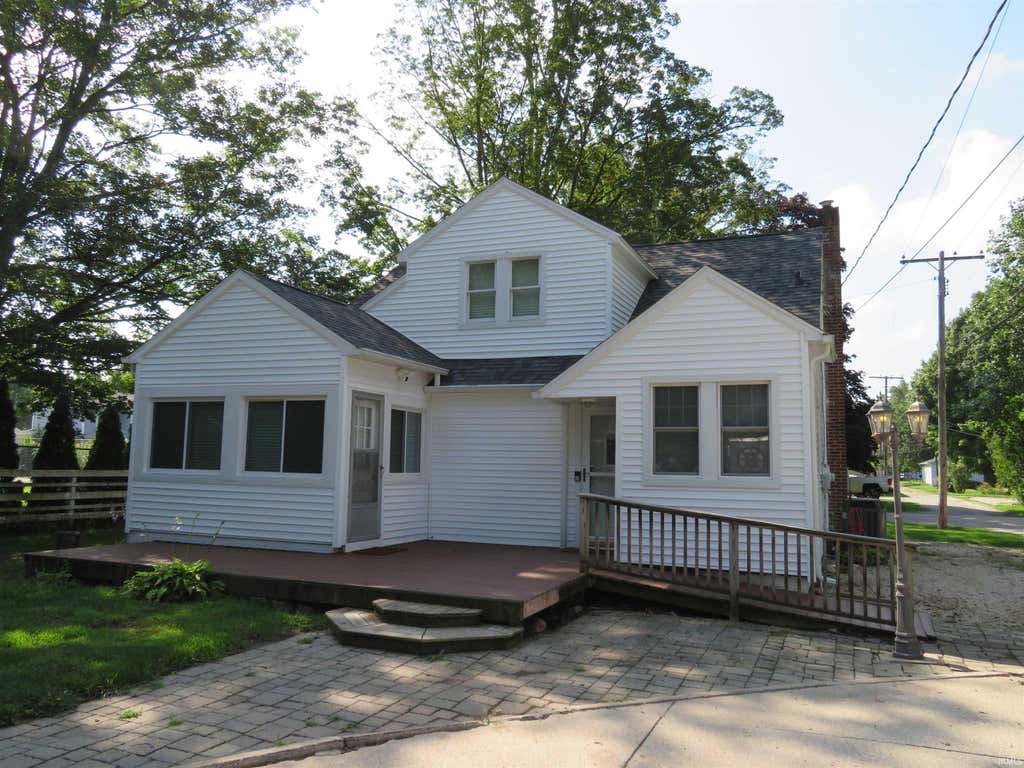 Photo of 1205 Hickory Street, Goshen, IN 46526 (MLS # 202634479)