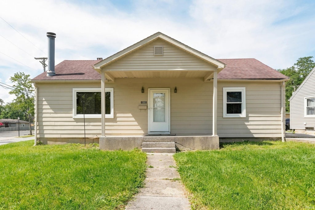 Photo of 1901 Poinsette Drive, Fort Wayne, IN 46808 (MLS # 202637178)