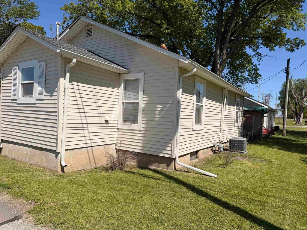 Photo of 509 1/2 Walnut Street, Monticello, IN 47960 (MLS # 202619211)
