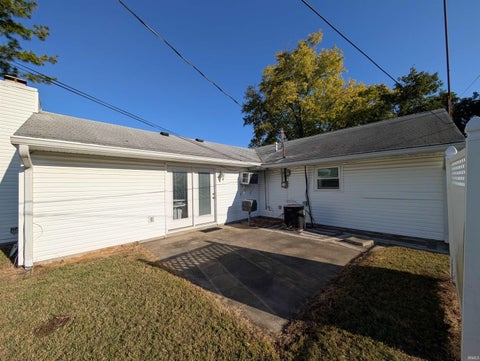 Tiny photo for 2005 Jerry Street, Vincennes, IN 47591 (MLS # 202643760)