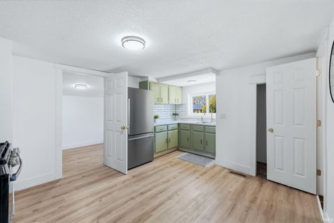 Tiny photo for 216 E Gertrude Street, Kendallville, IN 46755 (MLS # 202616408)