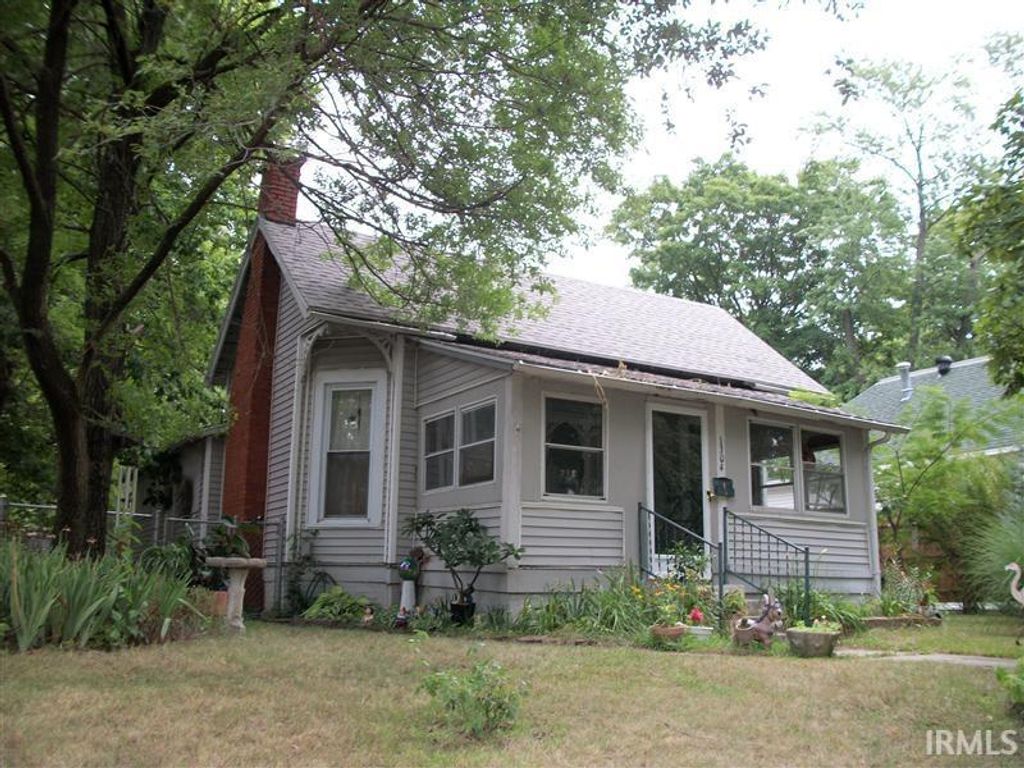 Photo of 1304 Broadway Street, Vincennes, IN 47591 (MLS # 202540714)