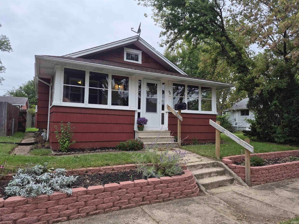 Photo of 927 Oaklawn Street, South Bend, IN 46615 (MLS # 202640218)