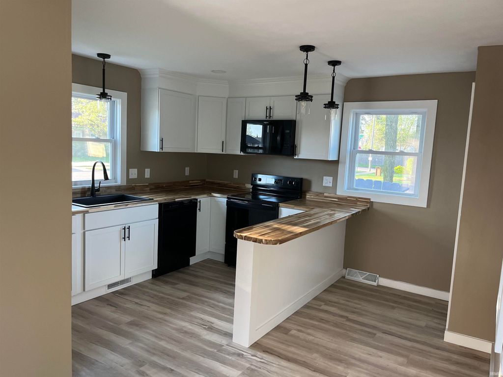 Photo of 1413 N Wellington Street, South Bend, IN 46628 (MLS # 202613987)