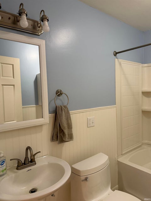 Tiny photo for 42 N Shamrock Road, Hartford City, IN 47348 (MLS # 202644922)