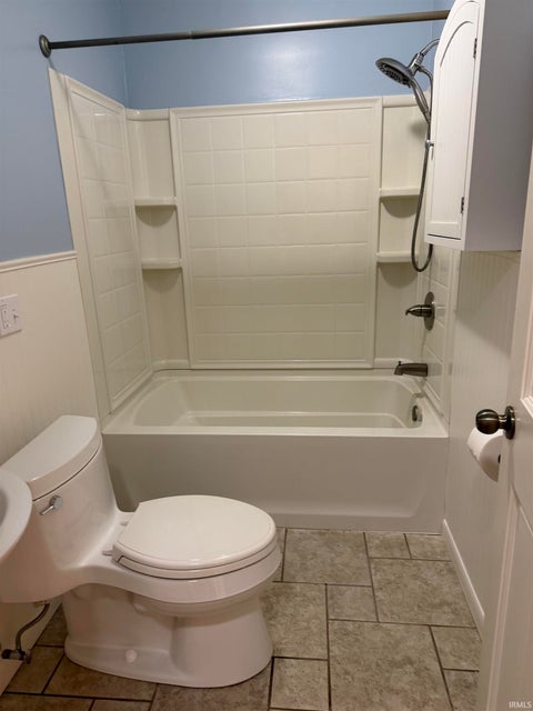 Tiny photo for 42 N Shamrock Road, Hartford City, IN 47348 (MLS # 202644922)