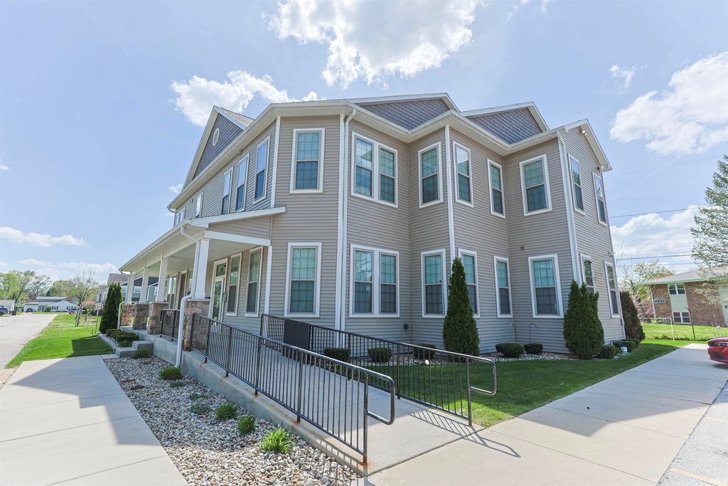 Photo of 1017 Keenan Court #21A, South Bend, IN 46615 (MLS # 202642783)