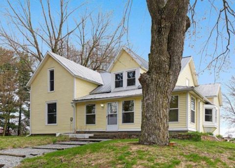 Photo of 5708 N Old SR 15, Warsaw, IN 46582 (MLS # 202542329)