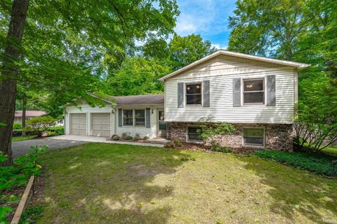 Photo of 1382 W Maplecrest Street, Warsaw, IN 46580 (MLS # 202536224)