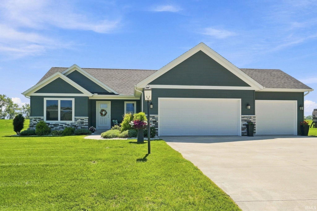 Photo of 2633 E Lilly Court, Warsaw, IN 46582 (MLS # 202635911)