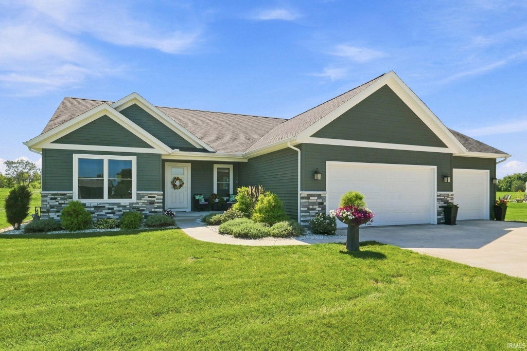 Photo of 2633 E Lilly Court, Warsaw, IN 46582 (MLS # 202635911)