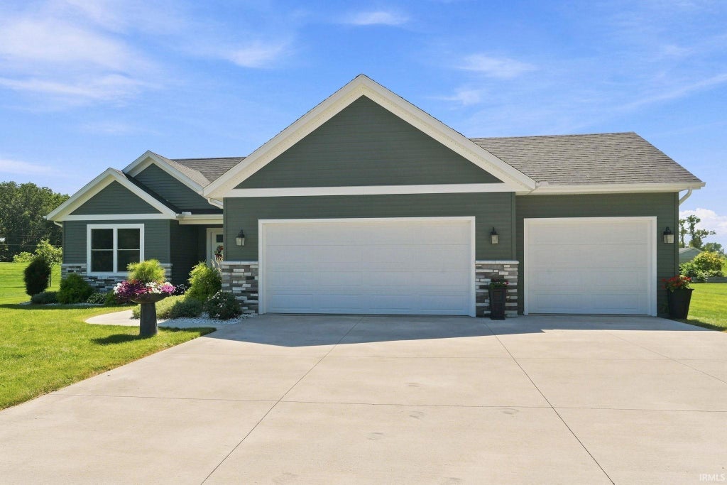 Photo of 2633 E Lilly Court, Warsaw, IN 46582 (MLS # 202635911)