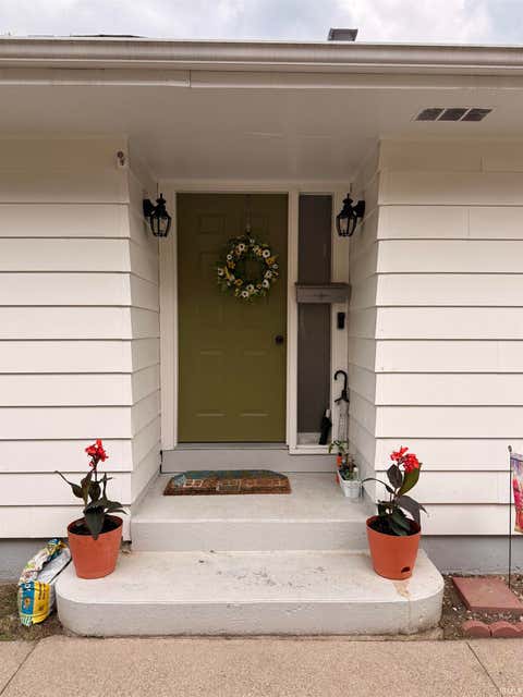 Tiny photo for 1101 Elliott Street, South Bend, IN 46628 (MLS # 202627812)