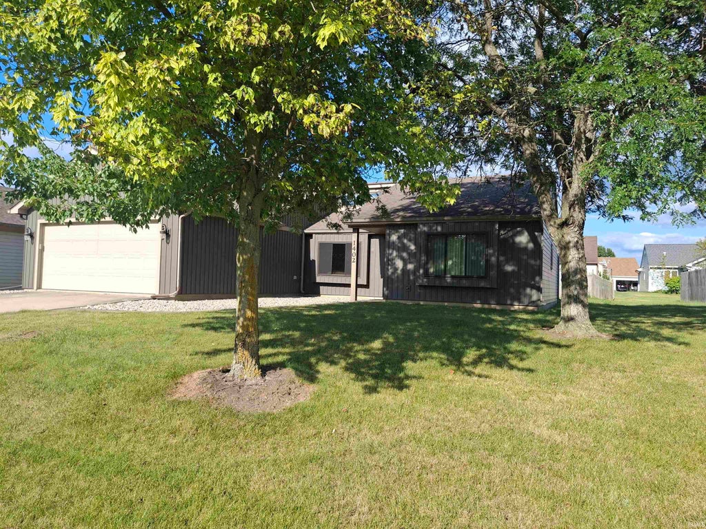 Photo of 1402 Misty River Drive, Fort Wayne, IN 46808 (MLS # 202631528)