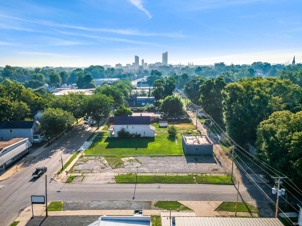 Photo of 1327 W Main Street, Fort Wayne, IN 46808 (MLS # 202602670)