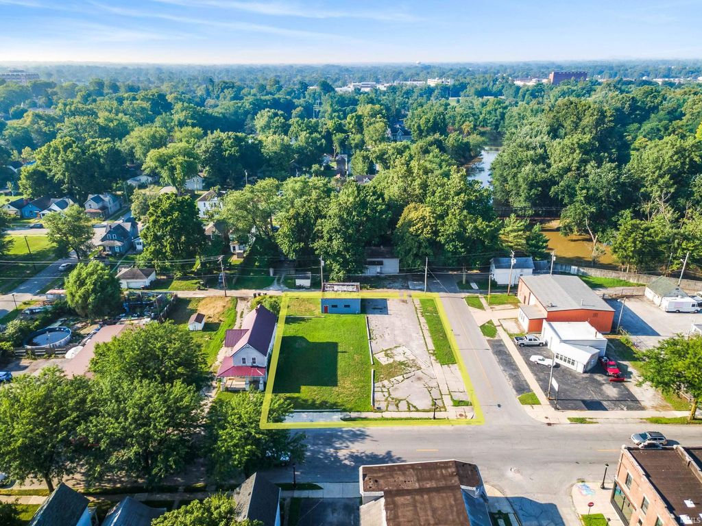 Photo of 1327 W Main Street, Fort Wayne, IN 46808 (MLS # 202602670)