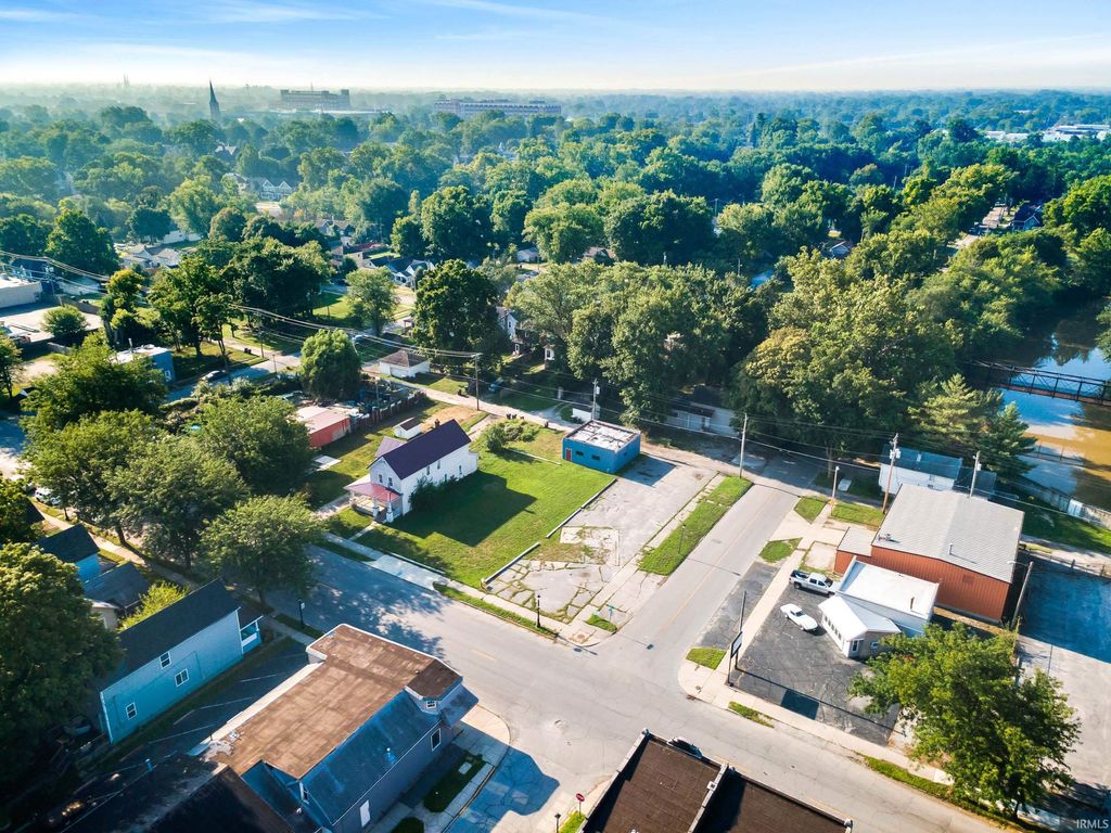 Photo of 1327 W Main Street, Fort Wayne, IN 46808 (MLS # 202602670)