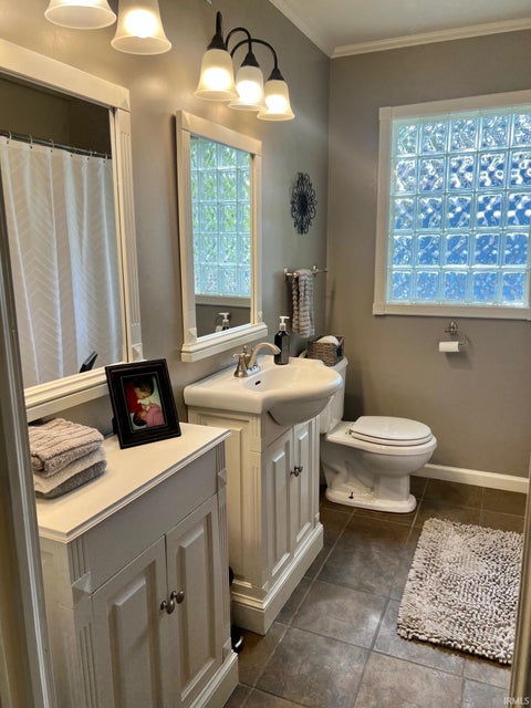 Tiny photo for 2015 E Gum Street, Evansville, IN 47714 (MLS # 202625475)