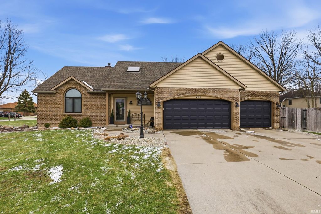 Photo of 914 Lakeview Drive, Auburn, IN 46706 (MLS # 202609211)
