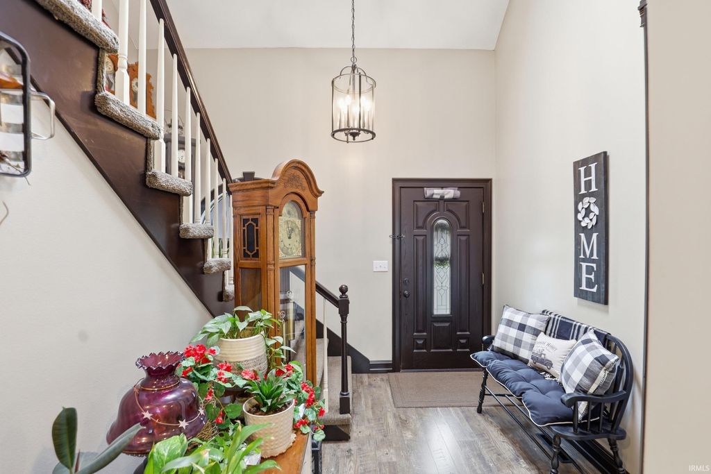 Photo of 914 Lakeview Drive, Auburn, IN 46706 (MLS # 202609211)