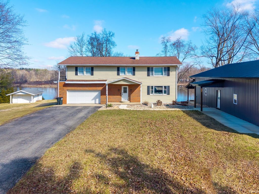 Photo of 8700 E Circle Drive, Kendallville, IN 46755 (MLS # 202549259)